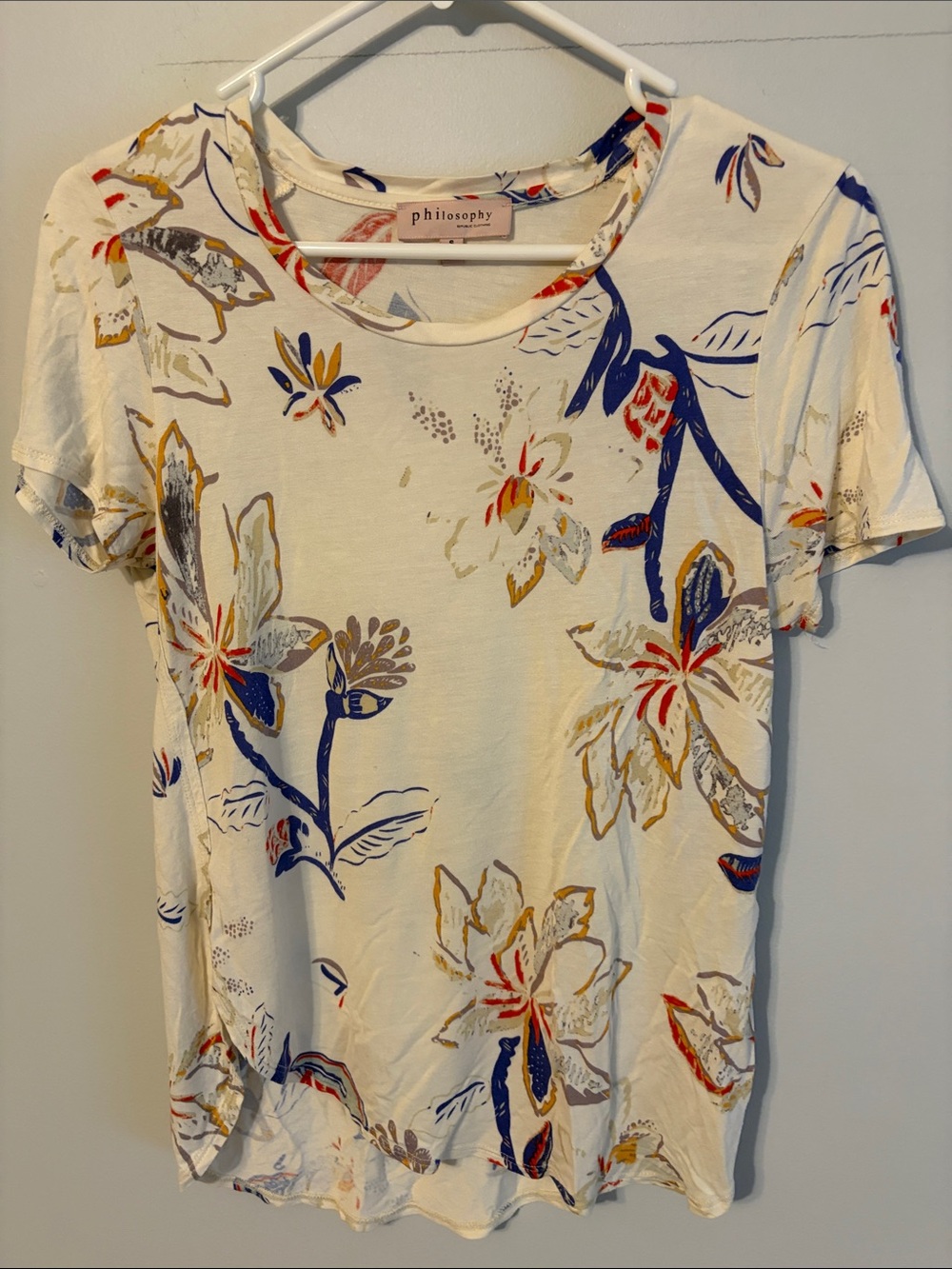 Philosophy Cream Short-Sleeve Tee: Blue, Red and Gold Floral Print. 💯 Rayon. SM.